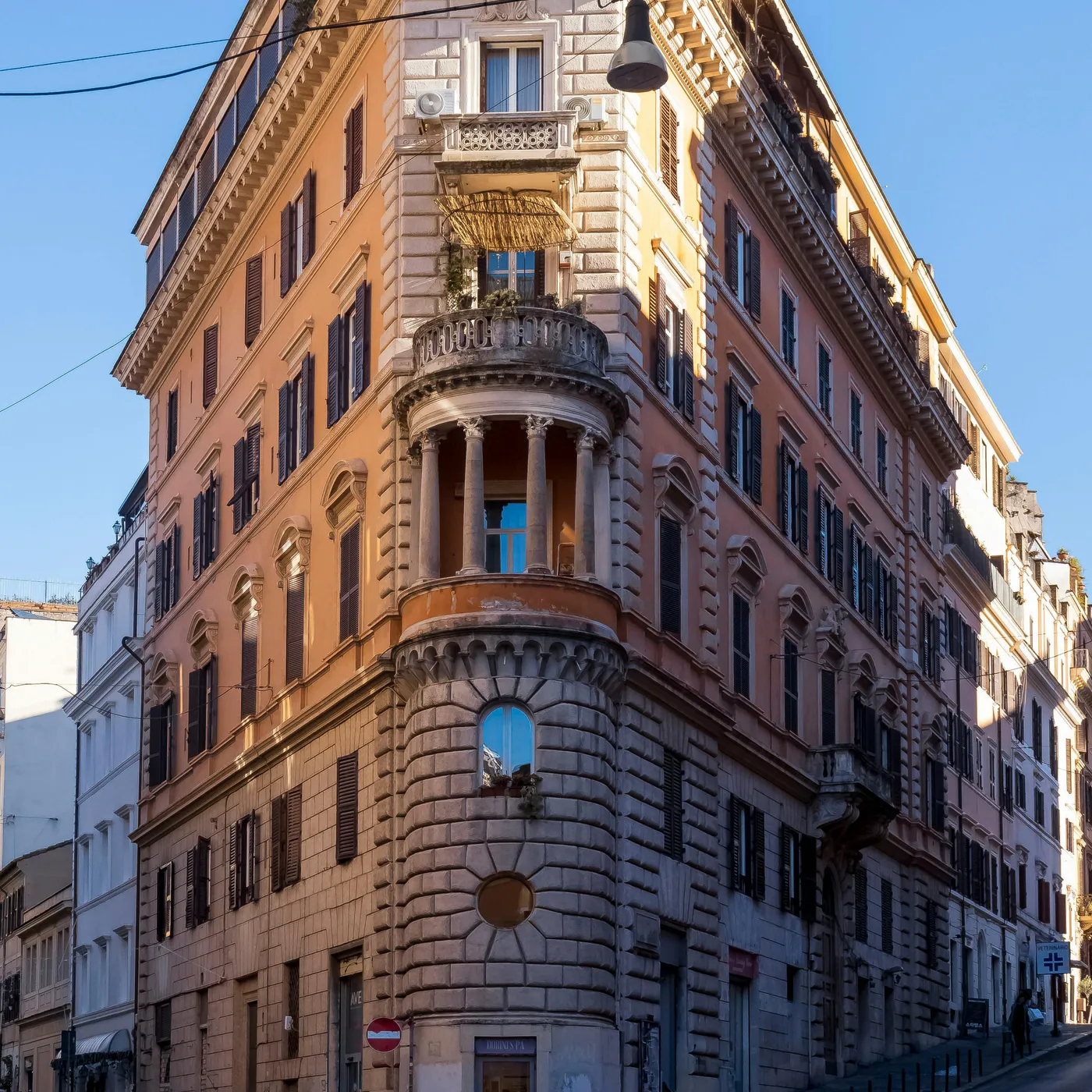 Wohnzimmer mit Parkettboden